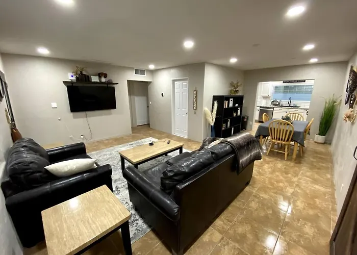 Remodeled Three Bedroom Abode Сasa de vacaciones *