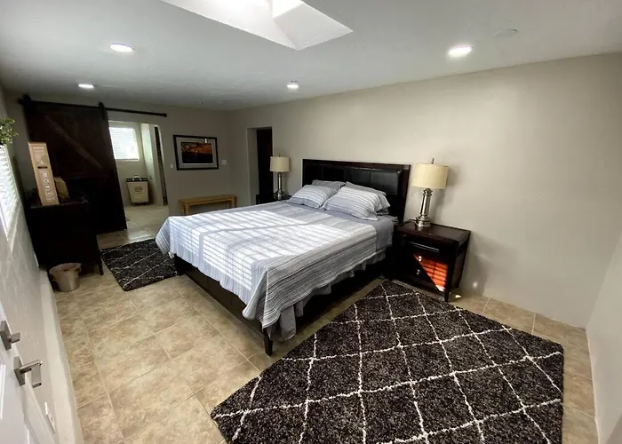 Сasa de vacaciones Remodeled Three Bedroom Abode