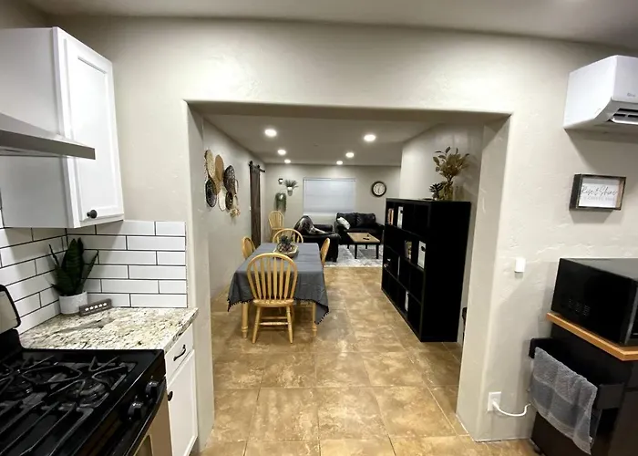 Remodeled Three Bedroom Abode Сasa de vacaciones *