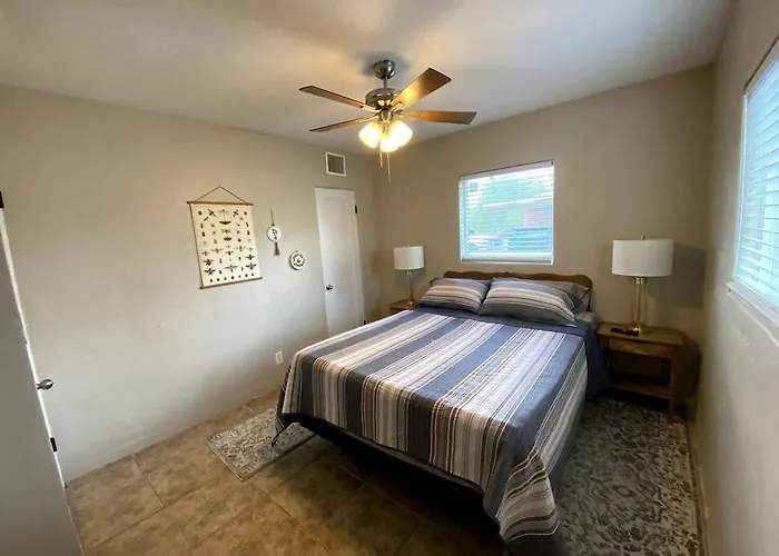 Remodeled Three Bedroom Abode Сasa de vacaciones Tucson