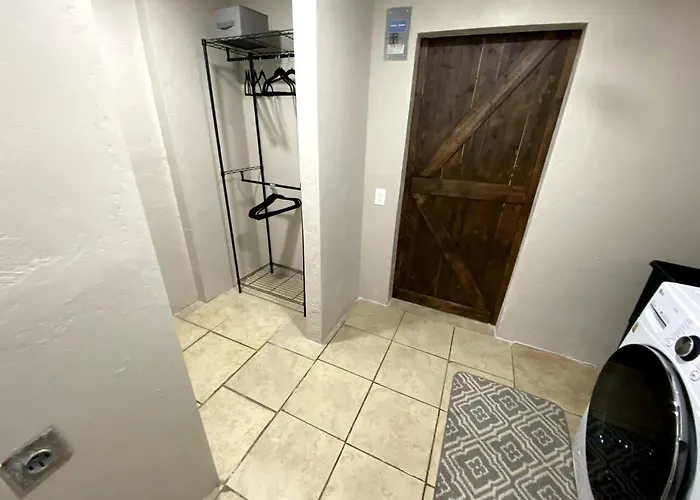 Сasa de vacaciones Remodeled Three Bedroom Abode *